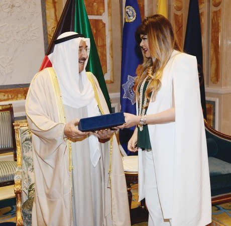 صاحب السمو يتسلم رسالة دكتوراه من د دلال البعيجان ﻿