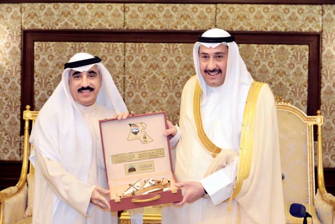 الشيخ فيصل الحمود مكرما الوكيل المساعد لشؤون التلفزيون بوزارة الاعلام يوسف مصطفى﻿