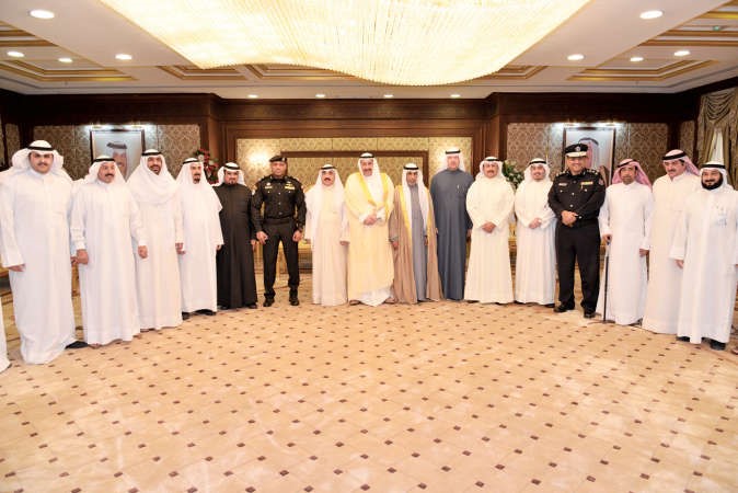 الشيخ فيصل الحمود ويوسف مصطفى يتوسطان بعض المكرمين﻿