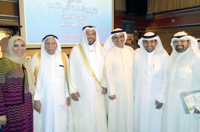 دعبدالله المعتوق واعضاء قنصليتنا في دبي مع جمعة الماجد خلال الحفل﻿