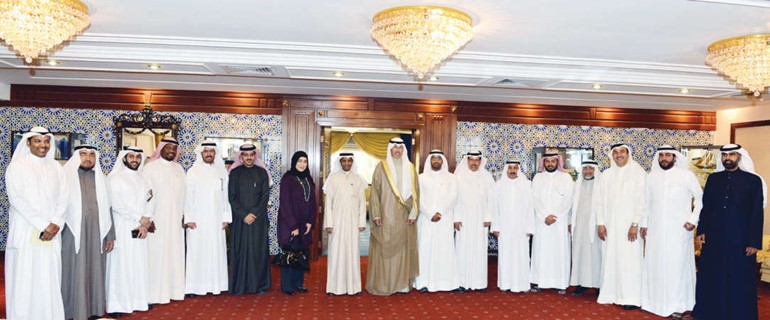 الشيخ فواز الخالد متوسطا معايد العازمي وممثلي الجمعيات التعاونية 