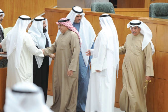 الشيخ خالد الجراح في حديث مع بعض النواب