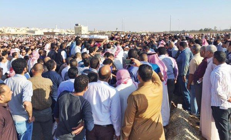 بالفيديو.. هذا ما فعله كفيل سعودي مع خمسة مصريين لديه توفوا في حادث 