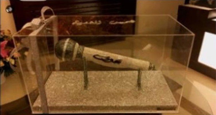 شاهد.. نجوى كرم تتلقى هدية من الألماس في عيد ميلادها