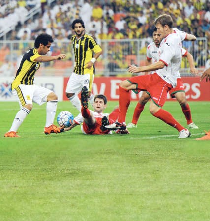 لاعب الاتحاد عبدالفتاح عسيري محاطا من مدافعي لوكوموتيف