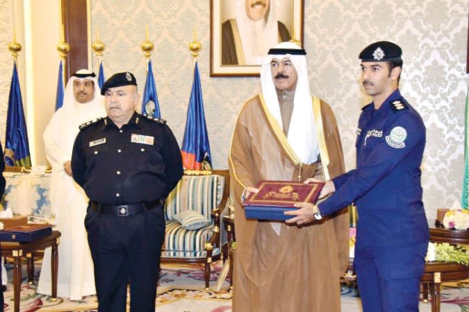 وزير الداخلية الشيخ محمد الخالد يكرم بوربيع بحضور الفريق سليمان الفهد ﻿