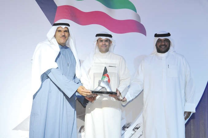 وكيل الشؤون الادارية والمالية بالديوان الاميري عبدالعزيز اسحق مكرما من الحمود والمنصور﻿