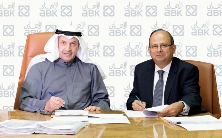 عبدالله السميط وفينكاترامانا جوزافي نائب الرئيس والمدير الاقليمي اثناء توقيع الاتفاقية﻿