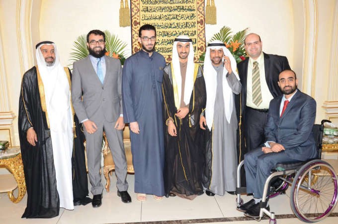 لقطة تذكارية للمعرس مع عدد من زملائه