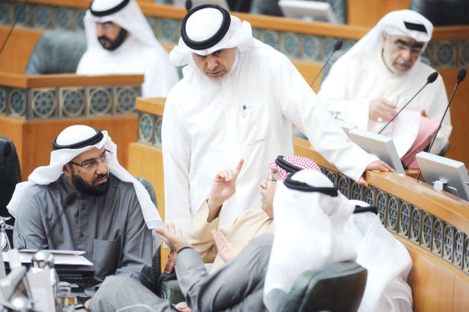 الشيخ خالد الجراح يتحدث بحضور دعلي العمير وعبدالله التميمي والشيخ محمد العبدالله