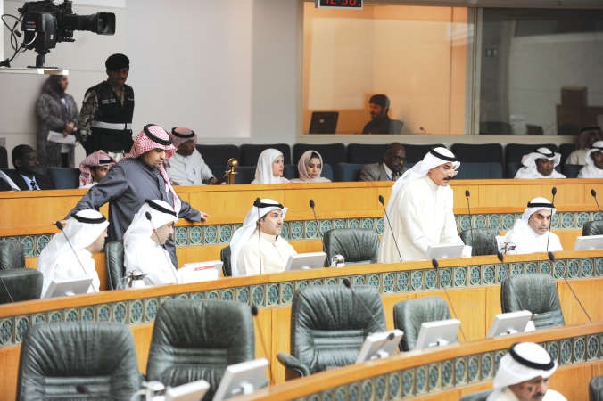 عبدالله المعيوف متحدثا ويبدو دعبدالله الطريجي وسلطان اللغيصم وانس الصالح ودعودة الرويعي وسيف العازمي