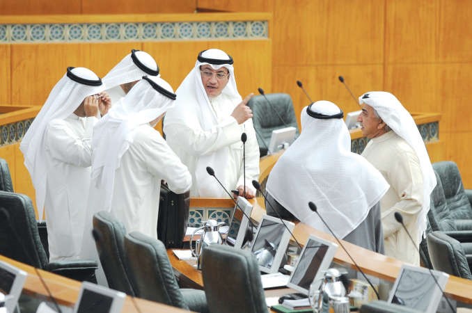 دعبدالحميد دشتي وعسكر العنزي وبعض النواب في حديث جانبي