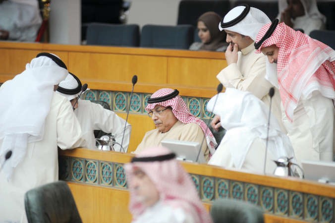 الشيخ خالد الجراح محاطا ببعض النواب