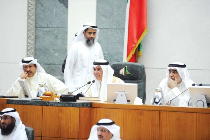 معادل الخرافي مترئسا جانبا من الجلسة وبجانبه عدنان عبدالصمد وماجد موسى ويبدو دعبدالرحمن الجيران