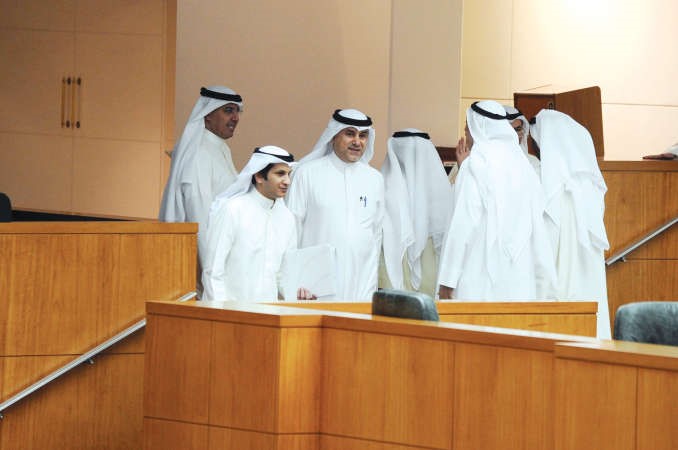 دمنصور الظفيري وعبدالله التميمي وبعض النواب امام مدخل القاعة
