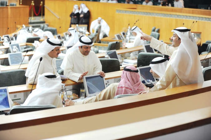 نواب يحيطون بالشيخ خالد الجراح خلال سير الجلسة