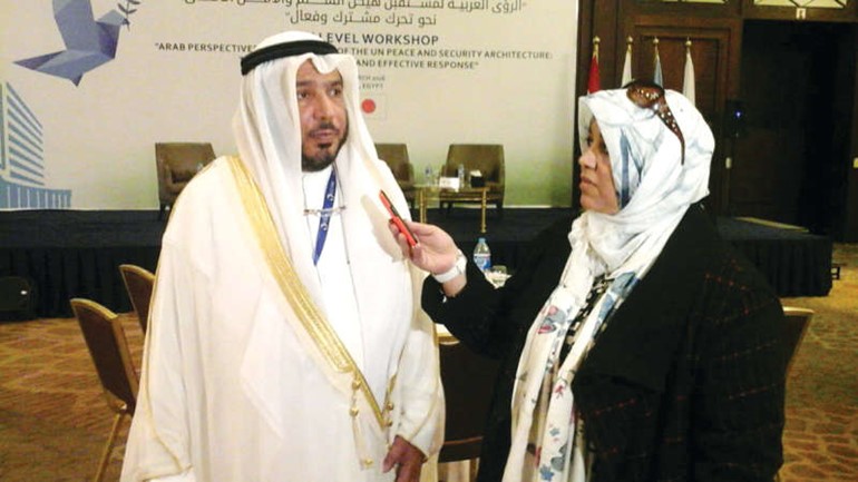 د عبدالله المعتوق متحدثا الى الزميلة هناء السيد﻿