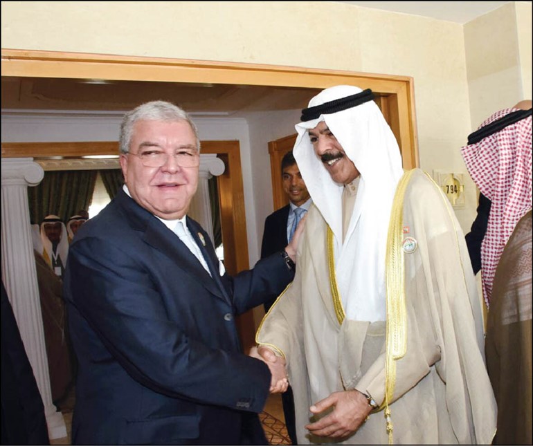 الشيخ محمد الخالد مصافحا وزير الداخلية اللبناني نهاد المشنوق
