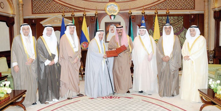 سمو ولي العهد الشيخ نواف الاحمد يتسلم رؤية الاصلاح المالي من رئيس مجلس ادارة غرفة التجارة علي الغانم واعضاء مجلس الادارة﻿