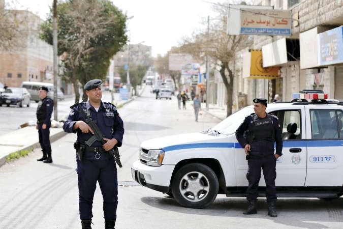 الشرطة الاردنيةفرضت انتشارا امنيا في محافظة اربد عقبمداهمتها العناصر الارهابية رويترز 