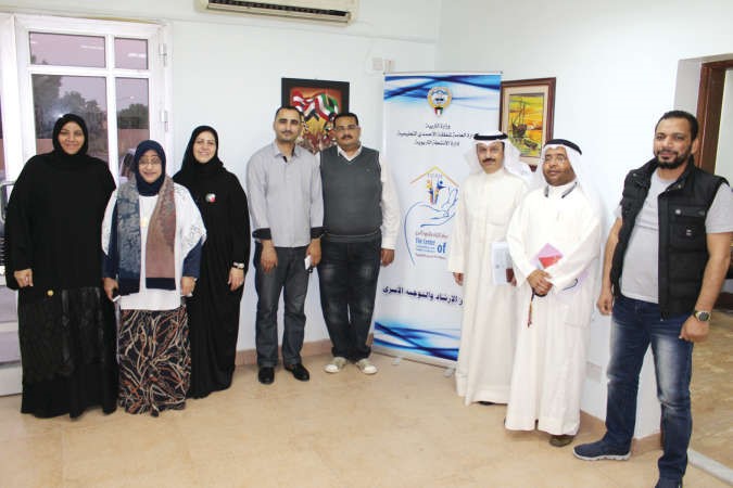 د ماجد العلي وعبدالله البركة مع فريق عمل المركز ﻿
