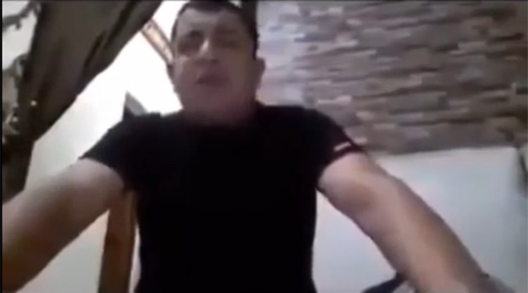 بالفيديو.. مصري يعلم صديقه اللهجة السعودية قبل السفر