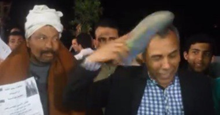 بالفيديو.. مصري يضرب نفسه بـ"الجزمة" ندماً على انتخاب "عكاشة"