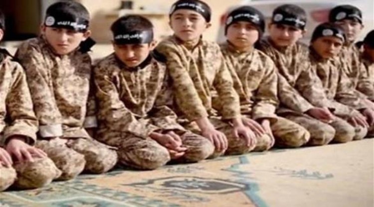 داعش يسند لفتاة صغيرة إعدام 5 نساء في نينوى