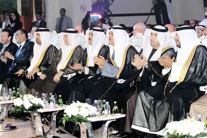 الشيخ سلمان الحمود والشيخ احمد المنصور يتقدمان كبار الحضور﻿