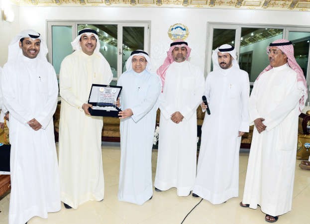 م علي العيدي مكرما م محمد بوشهري