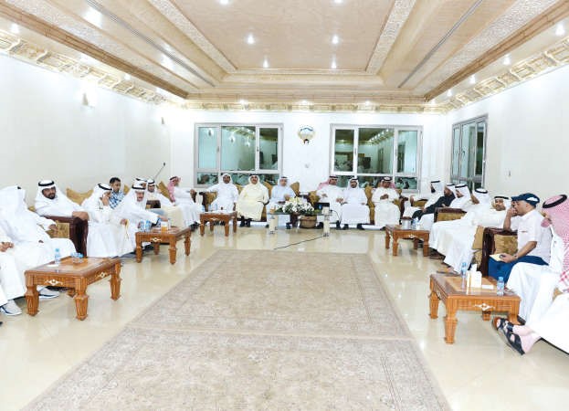 جانب من الحضور في الديوانية