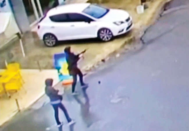 صورة عن تسجيل مصور للمراتين اللتين هاجمتا مخفر الشرطة باسطنبول امس رويترز