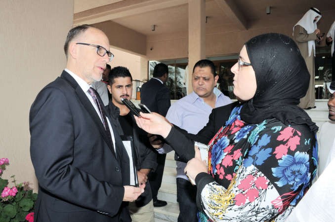 السفير دوغلاس سيليمان متحدثا الى الزميلة رندى مرعي