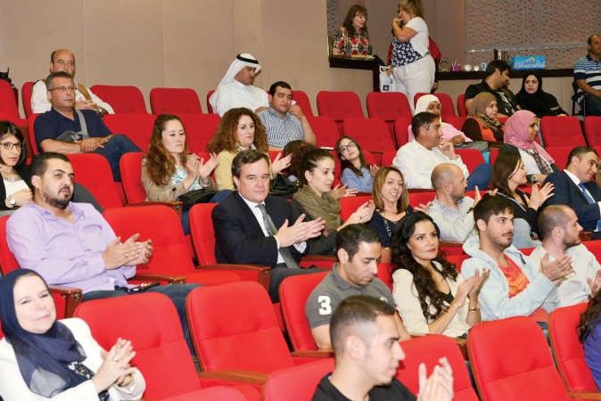 نائب السفير الاسباني البيرتو اوثالاي مع الحضور خلال عرض الفيلم شانافاس قاسم