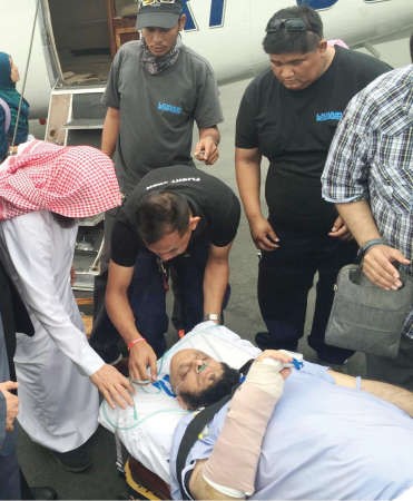 الشيخ عائض القرني اثناء نقله للطائرة﻿