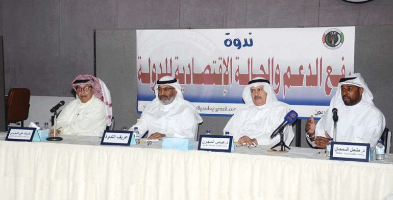 علي الموسى ود عباس المجرن ود مشعل السمحان مع عريف الندوة