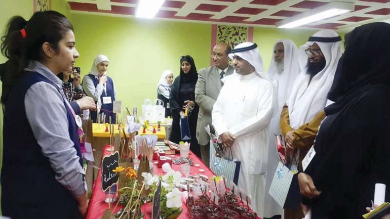 منصور الديحاني خلال جولته بالمعرض﻿