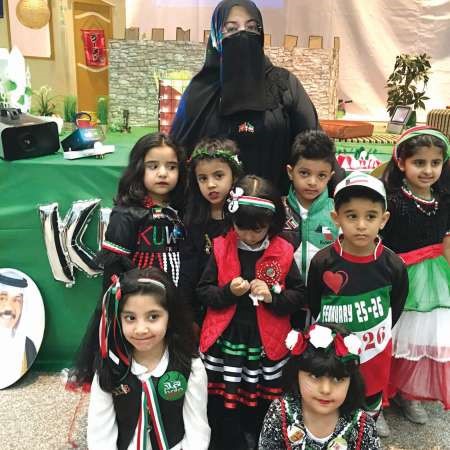 مديرة روضة الزنبق علياء الشمري تتوسط براعم الروضة﻿