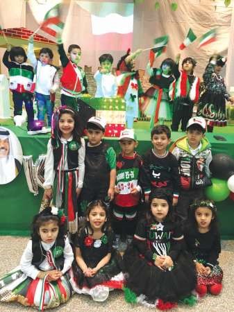 الطفل ناصر موسى ابو طفرة مع عدد من طلبة وطالبات الروضة﻿