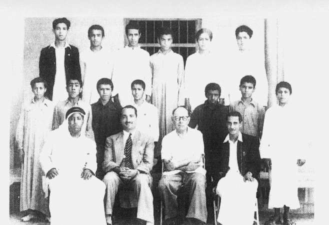 وعدد من طلبة المدرسة مع الناظر ومدرس اللغة الانجليزية صالح الشهاب