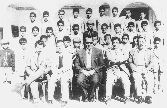 ناظر مدرسة الصباح احمد اللباد والاستاذ محمد علي صادق والاستاذ احمد ابو النجا مع عدد من طلبة المدرسة