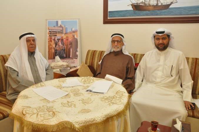 عبدالمحسن الحمر وابنه فؤاد مع الزميل منصور الهاجري خلال اللقاء احمد علي