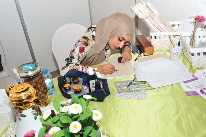 احدى المشاركات في المعرض ﻿