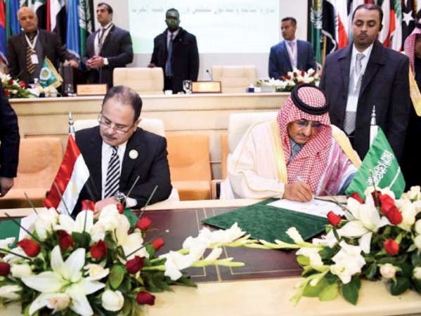 الامير محمد بن نايف يوقع الاتفاقية مع اللواء مجدي عبدالغفار ﻿