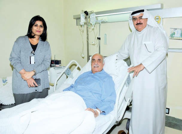 الفريق مثابت المهنا ودفاطمة العسومي مع محمد السنعوسي