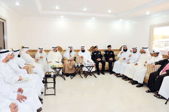 النائب احمد مطيع العازمي ودعلي العمير واللواء عبدالله المهنا يتوسطون الحضور ريليش كومار