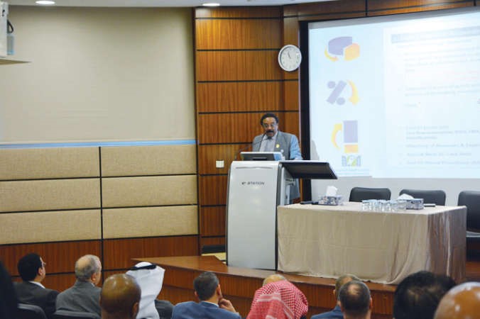 د محمد ميرغني متحدثا خلال المحاضرة﻿