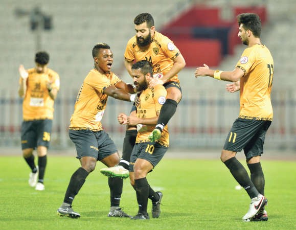 عبدالعزيز المشعان يتلقى التهنئة بعد هدفه الرائع الازرقكوم