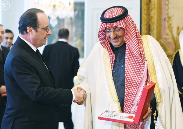 الرئيس الفرنسي فرنسوا هولاند يقلد صاحب السمو الملكي الامير محمد بن نايف ولي العهد نائب رئيس مجلس الوزراء وزير الداخلية السعودي وسام جوقة الشرف الوطنيواس