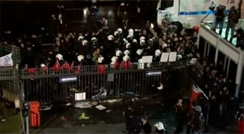 بالفيديو.. الشرطة التركية تستخدم الغاز المسيل للدموع لتفريق المتظاهرين أمام صحيفة «زمان» المعارضة